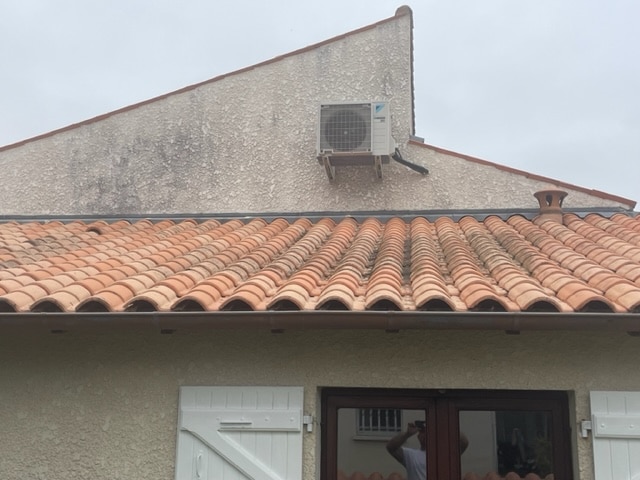 Détail du pignon encrassé et de la toiture rénovée avec tuiles canal à Pithiviers – entretien prévu par Couvreur Mathieu STEVE