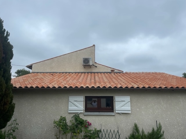 Vue d'ensemble d'une toiture rénovée en tuiles canal dans le Loiret, avec pignon à nettoyer – chantier réalisé par Couvreur Mathieu à Pithiviers